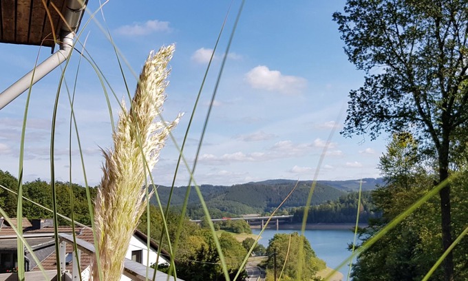 Attendorn Apartamento | Apartamento 'Hof Weuste' con vistas al lago, jardín compartido y Wi-Fi