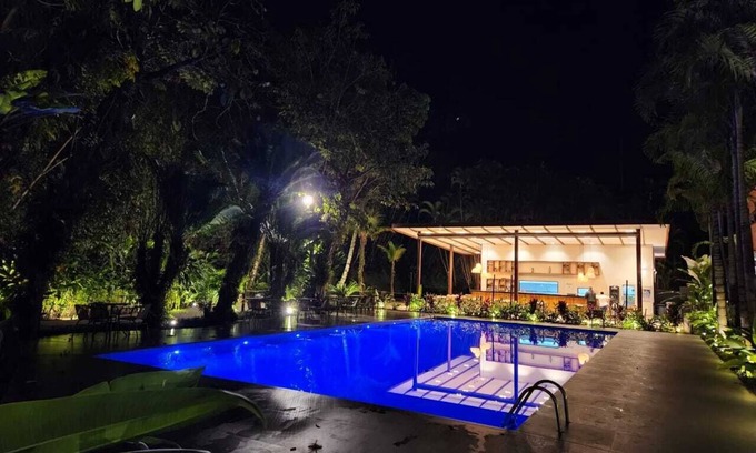 Barra do Una Condominio | Fit / chalet condominio caminar en la arena en una barra