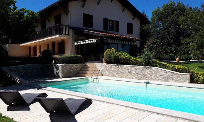 Saint-Pierre-d'Irube Apartamento | Apartamento en villa de lujo con piscina y jardín agradable cerca de Biarritz