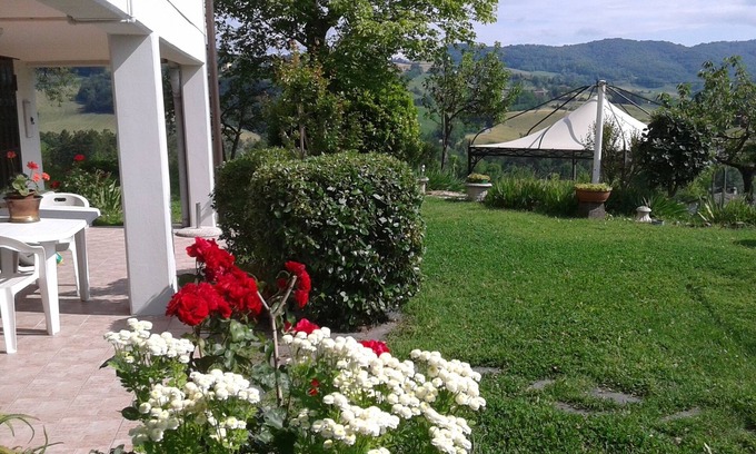Salsomaggiore Terme Apartamento | Vista panorámica de las colinas, jardín, estacionamiento y a pocos km del spa.