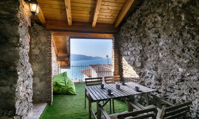 Oldesio Apartamento | Apartment 'Il Melo' with Lake View, Wi-Fi and Air Conditioning