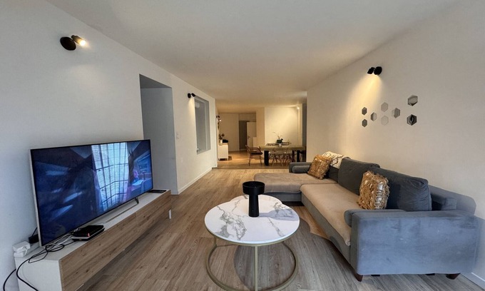 Ecommoy Apartamento | Apartment in Écommoy near Le Mans Circuit