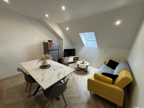 Ecommoy Apartamento | Apartment in Écommoy near Le Mans Circuit