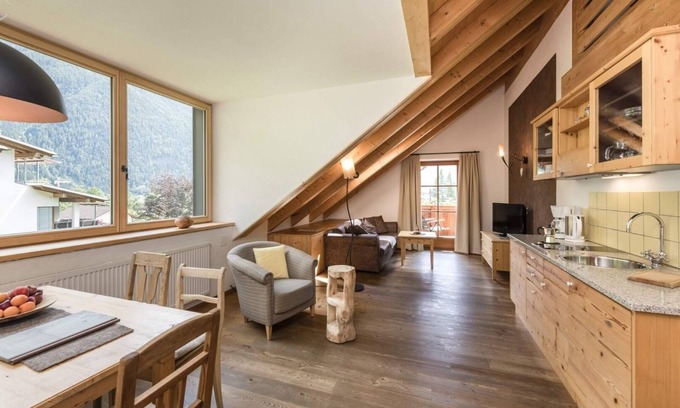 Sand in Taufers Casa | Apartment In A Hotel 'Mair Zu Hof St. Mauritzien 3' with Mountain View, Shared Garden and Wi-Fi