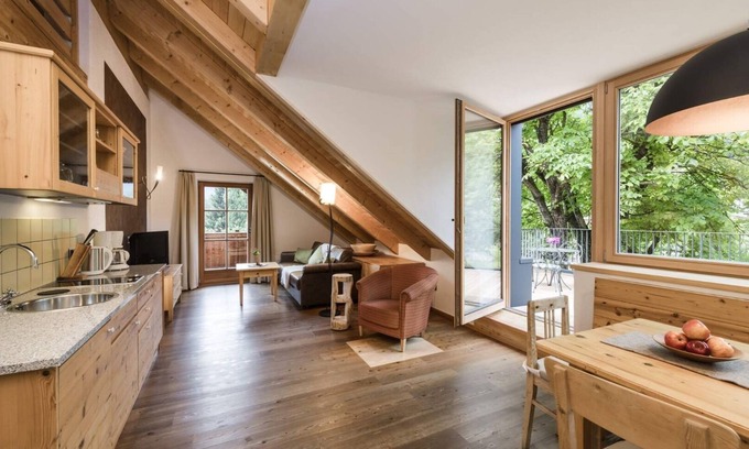 Sand in Taufers Casa | Apartment In A Hotel 'Mair Zu Hof St. Mauritzien 4' with Mountain View, Private Terrace and Wi-Fi