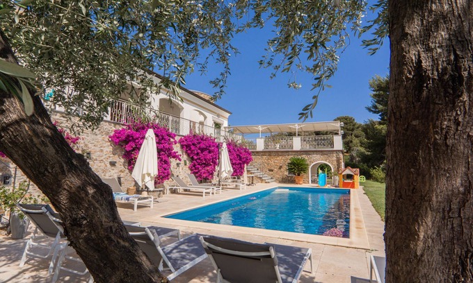 Laigueglia Villa | Exclusivo apartamento en villa con piscina y pista de tenis.