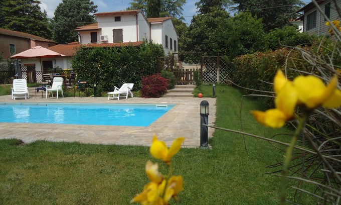 Ponte Felcino Apartamento | apartamento en un chalet con piscina