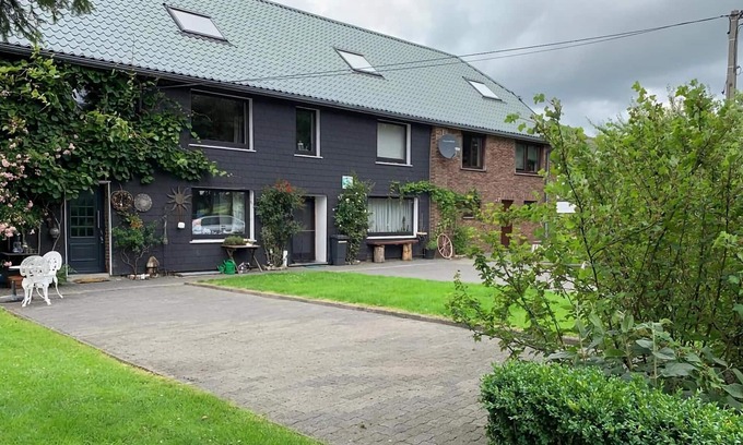 Buellingen Apartamento | Elegante apartamento en Büllingen con jardín