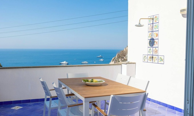 Marina Piccola Apartamento | Apartment in Capri, located a stone's throw from the beach of Marina Piccola.