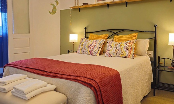 Catasol Apartamento | Apartamento en casa de pueblo con encanto restaurada,art & patio, descanso.