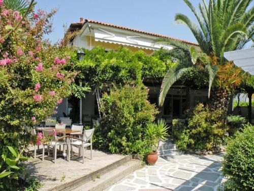 Skala Fourkas Apartamento | Apartment in Foura with a balcony or terrace