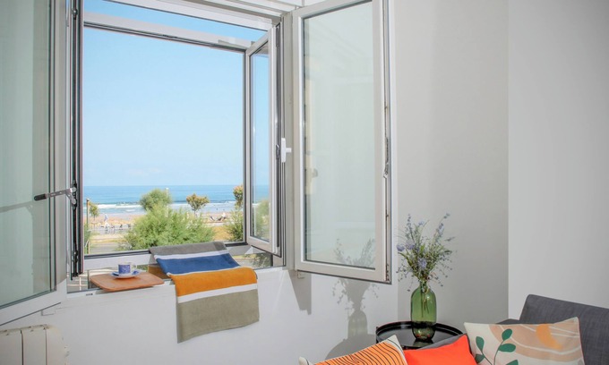 Gros Apartamento | Apartment in front of the Zurriola beach with sea views,