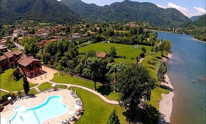 Crone Apartamento | Apartamento en Idro con Piscina y Jardín