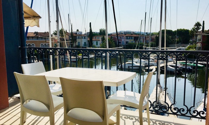 Port Cogolin Apartamento | Apartamento en la ciudad del lago del puerto de Grimaud con hermosa vista