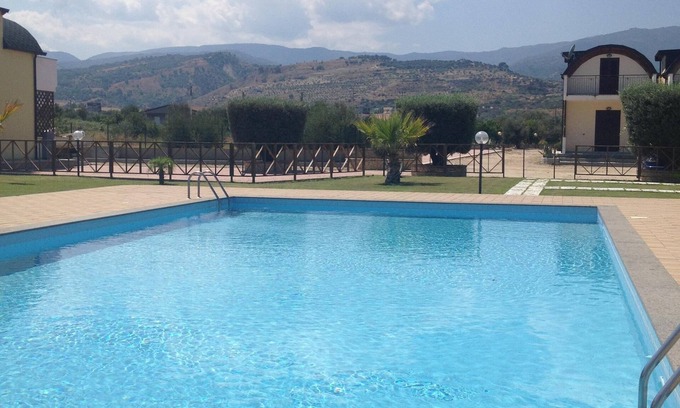 Isca Marina Casa | Apartamento en complejo privado cerrado con piscina y vistas a la montaña