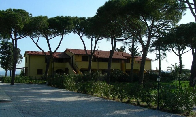 Campiglia Marittima Apartamento | Apartamento en residencia con jardin cerca del mar
