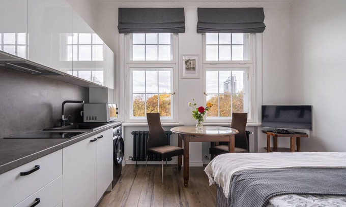 Centrs Apartamento | Apartment in Riga Center with Park View