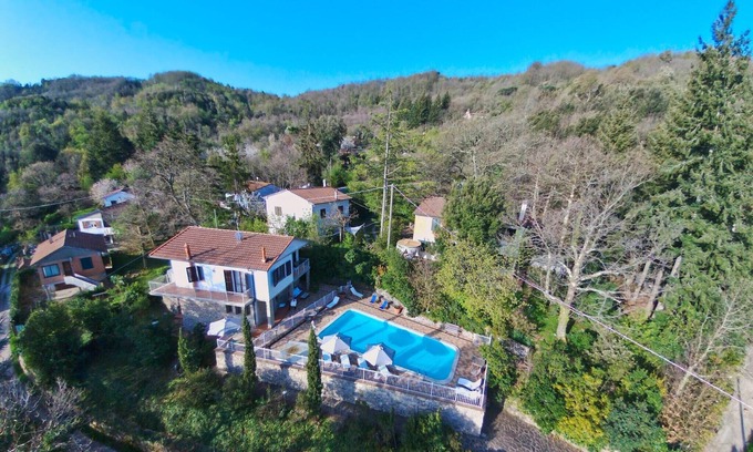 Donoratico Casa | Apartamento en Sassetta con Piscina y Vistas