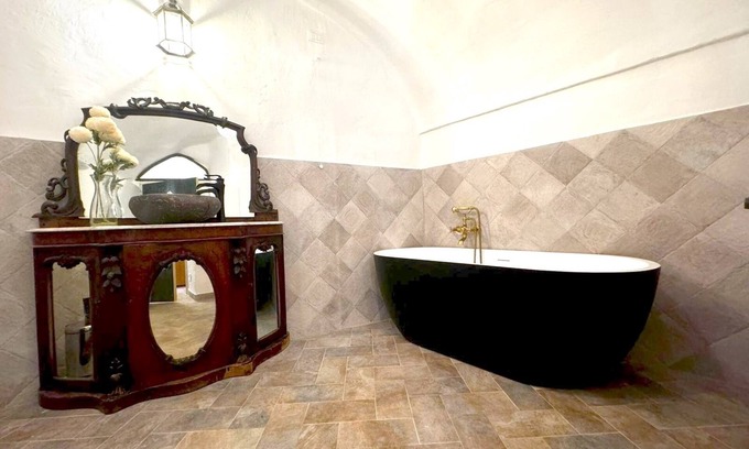 Isolabona Apartamento | Apartment in the 14th century castle walls Vaulted ceilings Romantic Sleeps 3