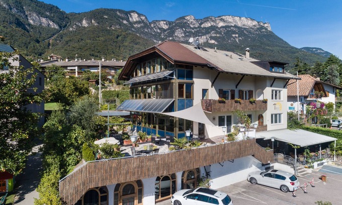 Caldaro Sulla Strada del Vino Apartamento | Apartment in the Residence La Terrazza, centrally located in Kaltern