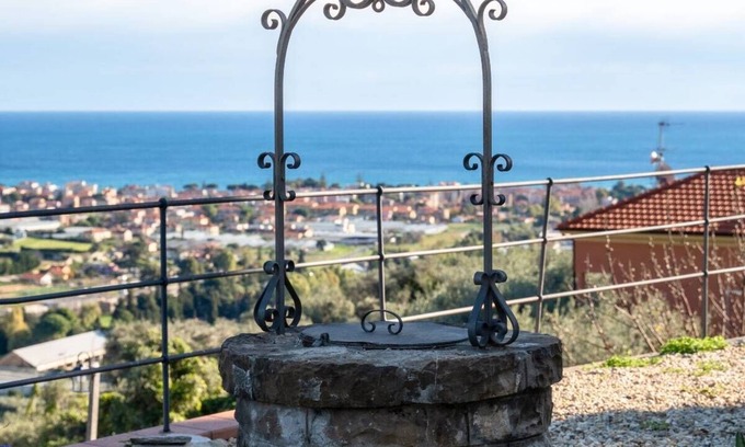 Diano Castello Condominio | Apartment in villa at the foot of a historic village 5 minutes' drive from the sea