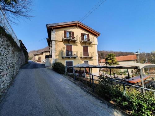 Vignone Apartamento | Apartment in Vignone with Lake Maggiore Views