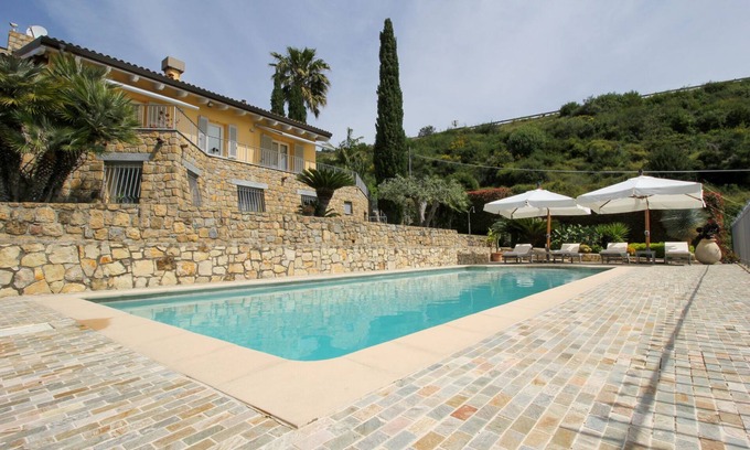 Bordighera Apartamento | Apartment in villa with swimming pool and garden. CITRA CODE: 008008- LT -0320