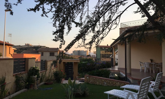 Province of Cagliari Apartamento | Apartamento en chalet con jardín y jacuzzi