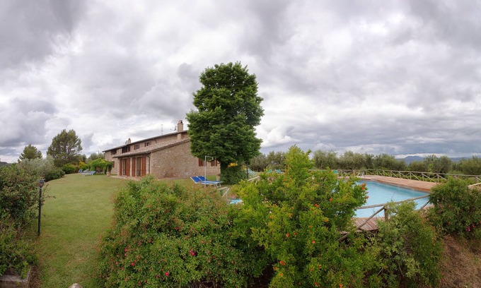 Torgiano Apartamento | Una espléndida vista de Asís y el valle de Umbría.