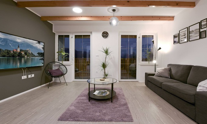 Bled Apartamento | El apartamento está situado en una zona tranquila de Bled, a solo 15 minutos a pie del lago.