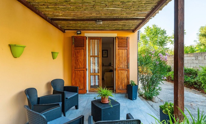 San Giovanni Suergiu Apartamento | Apartamento 'Nonna Tere' con jardín privado y aire acondicionado