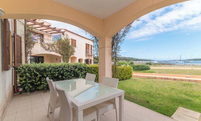 Porto Pozzo Apartamento | Apartamento "I Mirti di Porto Pozzo" cerca de la playa con vistas al mar, jardín y terraza