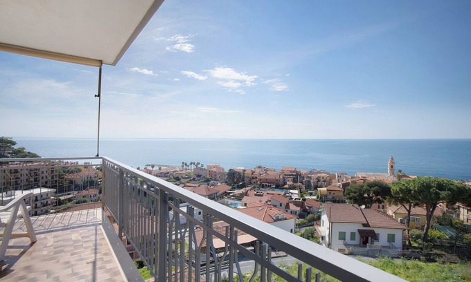 Santo Stefano al Mare Apartamento | Apartamento 'Silvia' con vistas al mar y balcón