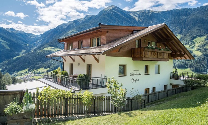 San Leonardo in Passiria Apartamento | Apartamento "Hofschenke Pfeiftal Heuduft" con balcón, jardín y Wi-Fi