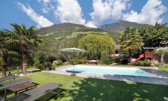 San Leonardo in Passiria Apartamento | Apartment "Veilchen" with Mountain View, Pool, Wi-Fi, Balcony & Garden