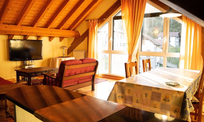 Uztarroz Apartamento | Apartamento 'Kabila Enea 2' con vistas a la montaña, jardín privado y Wi-Fi