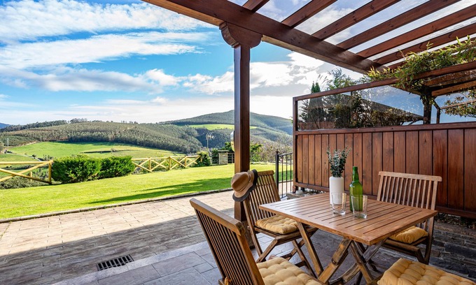 Vegadeo Apartamento | Apartamento 'L De Alborada Del Eo' con vistas a la montaña, terraza privada y Wi-Fi