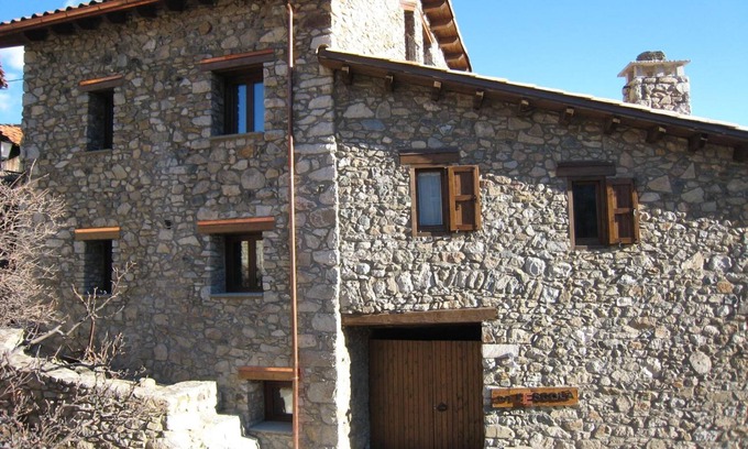 Aranser Apartamento | Apartment 'La Cort De Ca L’Escolà' with Mountain View, Shared Garden and Wi-Fi