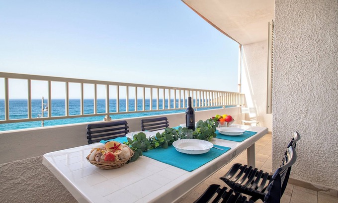 Castelsardo Historic Centre Apartamento | Apartment 'La Marina Beach House' with Sea View, Balcony and Air Conditioning
