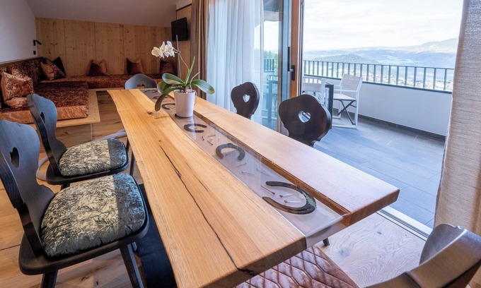 Castelrotto Apartamento | Apartamento 'Ladinser Hof Western Suite' con vistas a la montaña y balcón