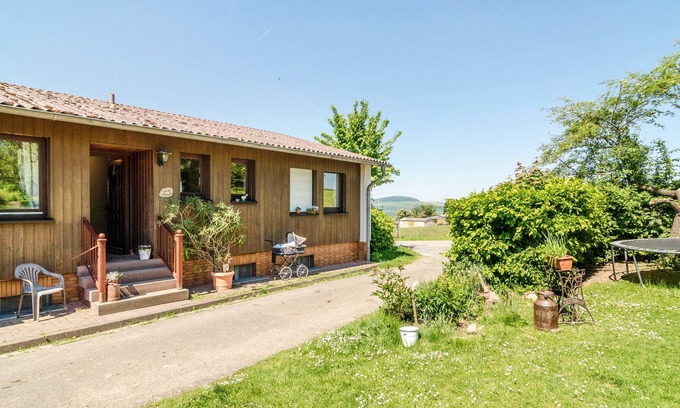 Hofgeismar Apartamento | Apartamento 'Landleben' con vistas a la montaña y jardín compartido