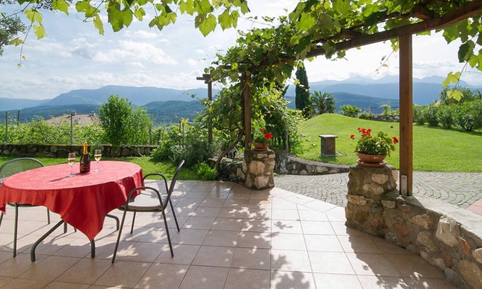Caldaro Sulla Strada del Vino Apartamento | Apartamento 'Laurin' con vistas a la montaña, terraza compartida y Wi-Fi