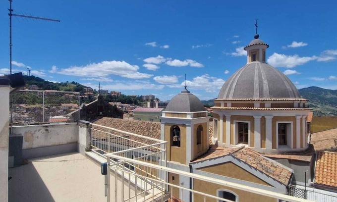 Bronte Apartamento | Apartamento 'Le Logge House - Bronte' con vistas a la montaña, terraza privada y aire acondicionado.