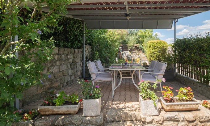 Payzac Apartamento | Apartment 'Le Mas De La Blache' with Mountain View and Wi-Fi
