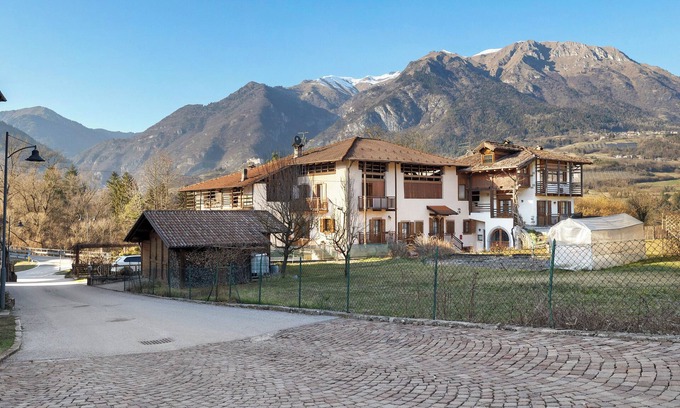 Comano Terme Apartamento | Apartamento 'Le More' con vistas a la montaña, balcón y Wi-Fi