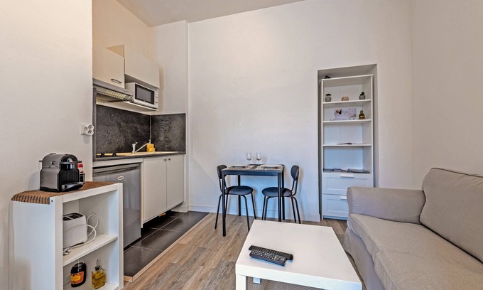 Rive Droite Apartamento | Apartamento 'Les Capucins - T2 Tout Confort' con terraza privada, jardín privado y Wi-Fi