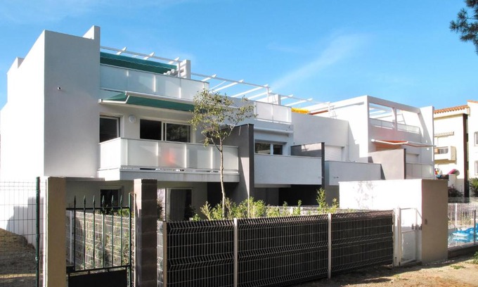 Argeles Plage Apartamento | Apartment Les Pins Parasols-1 by Interhome
