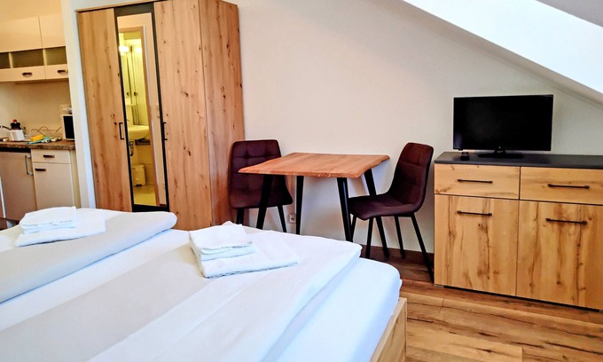 Hohenaschau im Chiemgau Apartamento | Apartment living/sleeping room on the top floor without balcony, no. 339