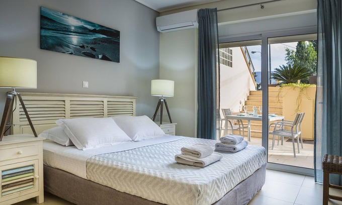 Karavomylos Apartamento | Apartment Lilly, brand new apartment with communal pool, 10 meters from sea