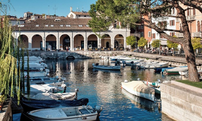 Lonato del Garda Apartamento | Apartment 'Loft Regia Antica' with Balcony, Wi-Fi and Air Conditioning